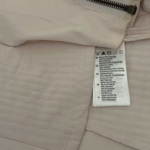 H&M Divided Beige Sleeveless Stretch Fitted Top Zip Back Cutout V-Neck Size 10 - Picture 7 of 8